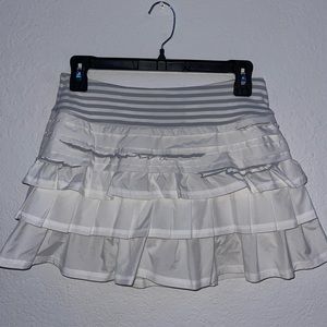 🖤white/grey lululemon ruffle skort!!🖤
